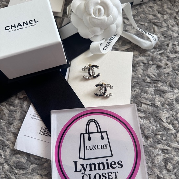 BNWT CHANEL Pearl-Accented Interlocking Logo Earrings - Black & Gold - Picture 15 of 16